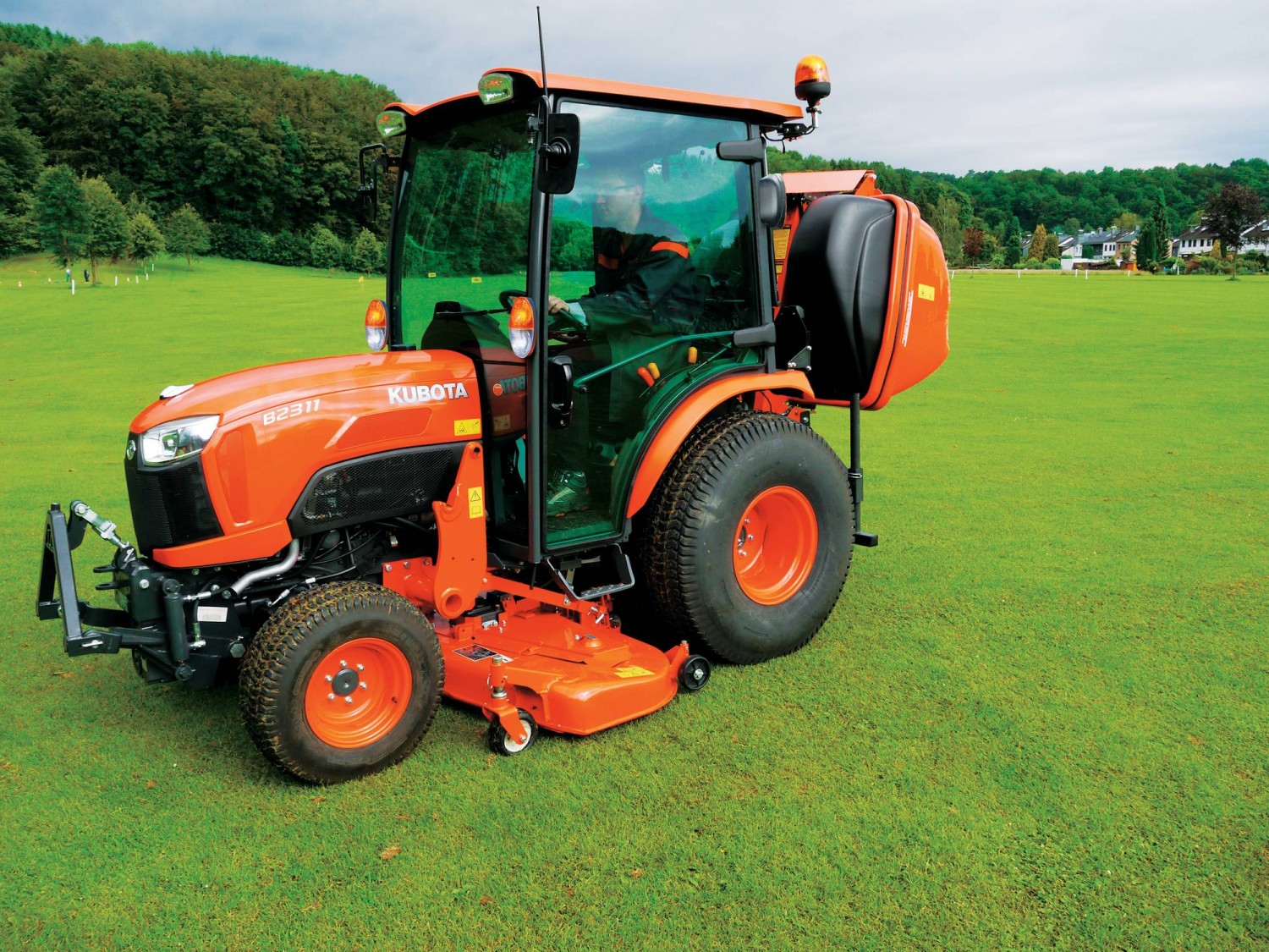 Uniwersalny miniciągnik kubota B2311
