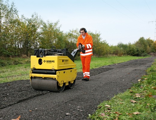 Walec Bomag prowadzony dwubębnowy BW 65H